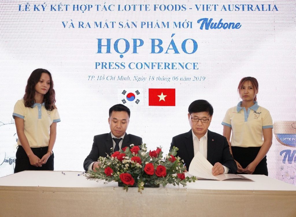 Nghi thức ký kết hợp tác giữa công ty Lotte Foods và tập đoàn Viet Australia.