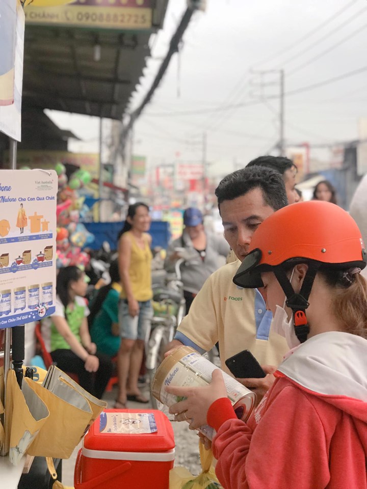 Hoạt náo giới thiệu sản phẩm sữa Nubone tại cửa hàng Trà My